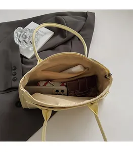 Vue intérieure du grand sac cabas jaune clair avec poche zippée et articles variés