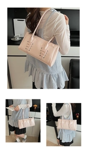Vues détaillées d'un sac à bandoulière rose rectangulaire avec laçage et finition brillante