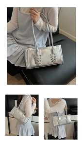 Détail du sac cabas argenté avec lacets de style corset et fines bretelles d'épaule
