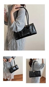 Gros plan du sac baguette en cuir verni noir avec des détails de laçage élégants et chics
