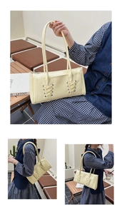 Détail du sac à bandoulière crème avec laçage décoratif de style corset tendance