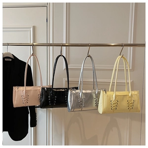 Quatre coloris de sacs à bandoulière style corset avec détails lacés et aspect brillant