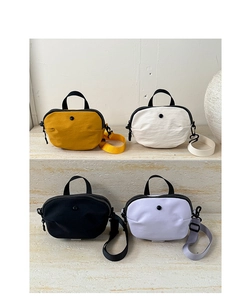 Sacs bandoulière en nylon de plusieurs couleurs sur des marches en pierre, style minimaliste
