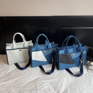Trois sacs cabas en denim patchwork avec fermoirs dorés et larges bandoulières