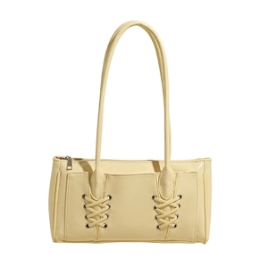 Détail du sac beige avec design à lacets croisés et texture en cuir synthétique lisse