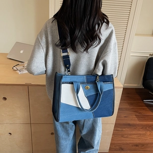 Sac cabas en toile denim contrastée avec patchwork et fermoir doré chic