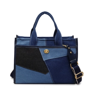 Sac fourre-tout en denim contrasté avec boucle dorée et bandoulière tissée réglable