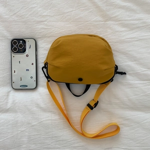 Sac bandoulière en nylon jaune gingembre avec fermeture éclair et sangle réglable