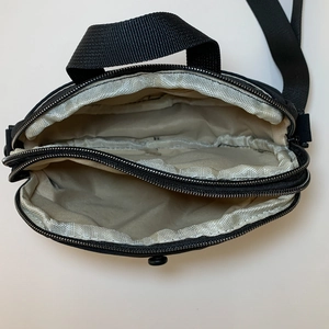Sac bandoulière noir en nylon avec deux grands compartiments zippés et doublure