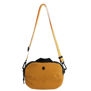 Sac bandoulière léger en nylon jaune gingembre avec double fermeture et sangle réglable