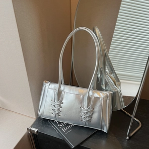 Sac Baguette Cuir PU Laçage Corset Design Épaule Sous Les Aisselles Métallique Brillant Minimaliste Tendance Femmes