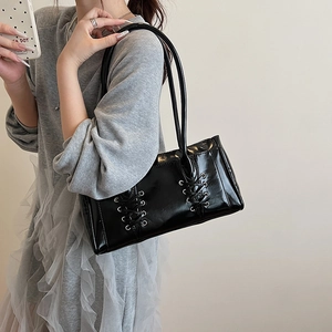 Sac à épaule minimaliste en cuir noir brillant avec design à lacets punk pour femme
