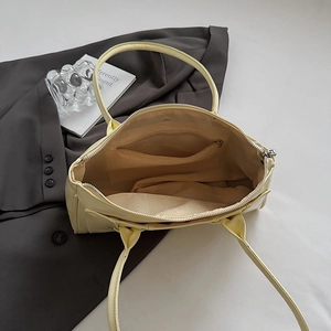 Sac sous le bras en cuir crème avec intérieur spacieux et poche intérieure zippée