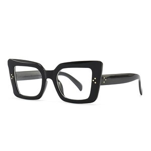 Moderne Retro-Katzenaugen-Sonnenbrille mit schwarzem Rahmen und Goldnieten