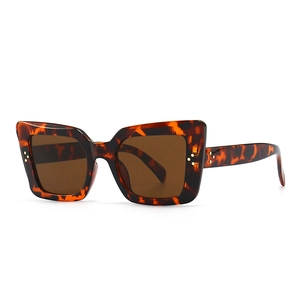 Moderne Retro-Katzenaugen-Sonnenbrille mit Schildpattrahmen und goldenen Metallnieten