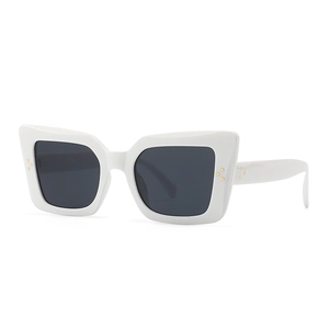 Moderne Retro Katzenaugen Sonnenbrille in Weiß mit dunklen Gläsern und Goldnieten