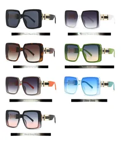 Matrix-Anzeige quadratischer Rock-Sonnenbrillen in sieben Farben mit Goldmetalldetails
