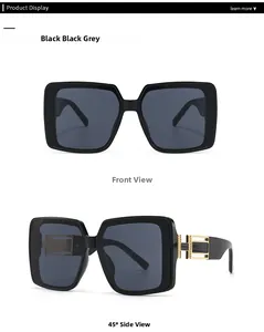 Detail einer quadratischen schwarzen Sonnenbrille mit elegantem goldenen Metallbesatz