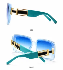 Detailansicht der quadratischen Sonnenbrille mit dreifarbigen Bügeln und blauen Verlaufsgläsern