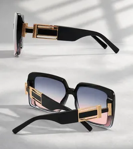Detailansicht der quadratischen Sonnenbrille mit goldenem Metalldesign am Rahmen