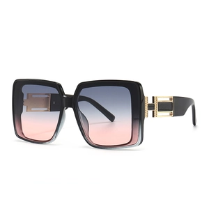 Moderne quadratische Retro-Sonnenbrille mit schwarzem Rahmen und Verlaufsgläsern