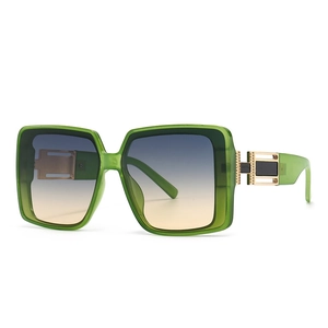Retro-Quadrat-Sonnenbrille in Grün mit Verlaufgläsern und goldenen Metalldetails am Bügel
