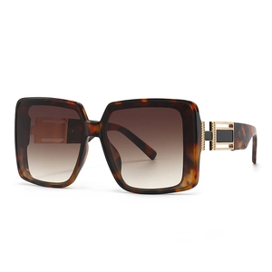 Quadratische Sonnenbrille mit Schildpatt-Rahmen, braunem Verlauf und Gold-Verzierung