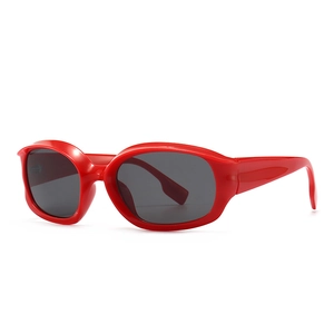 Occhiali da sole ovali retrò con montatura rossa lucida e lenti grigio scuro donna