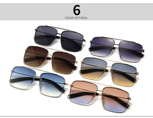 Mise à plat de lunettes de soleil carrées en métal en six couleurs dégradées avec pont