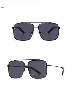 Vue de face et de profil de lunettes de soleil carrées avec monture noire à double pont