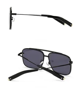 Vue détaillée de lunettes aviateur noires montrant le profil et le design plié au dos