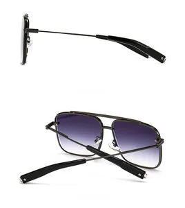 Vue détaillée des profils latéral et arrière des lunettes aviateur gris fusil et verres violets