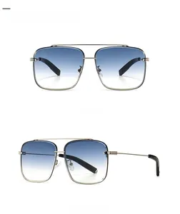 Vues de face et de profil de lunettes de soleil carrées argentées avec verres dégradés