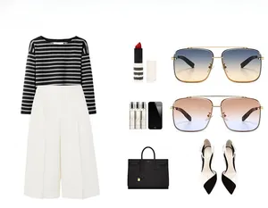 Ensemble mode avec haut en tricot rayé, pantalon large blanc, sac et lunettes de soleil