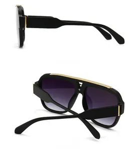 Details der Seiten- und Rückansicht der schwarzen Oversize-Sonnenbrille mit Goldverzierung