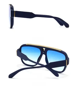 Seiten- und Rückansicht der blauen mattierten Oversize-Sonnenbrille mit goldener Verzierung