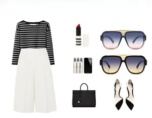 Flatlay von Retro-Oversized-Sonnenbrillen gestylt mit Streifenpullover und Zubehör