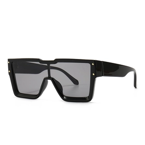 Fashion Oversized Square Sunglasses For Women Men Flat Top Retro Plastic Frame Rivet Decor Gradient Lens UV400 Protection