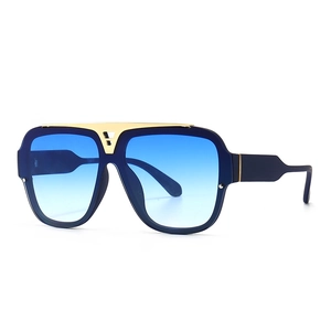 Moderne Oversize-Sonnenbrille in Dunkelblau mit goldener geometrischer Brücke