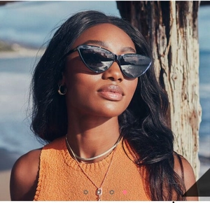 Mannequin portant des lunettes de soleil œil-de-chat noires sur la plage en été