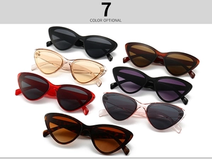 Vue à plat de sept lunettes de soleil œil de chat rétro colorées avec montures vintage