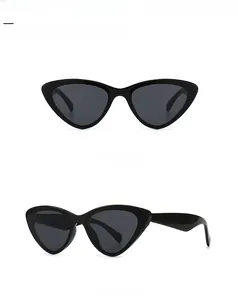Vues de face et de profil à 45° de lunettes de soleil œil-de-chat noires à verres gris