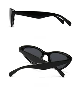 Vues latérale et arrière des lunettes de soleil œil de chat noires aux branches larges