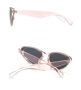 Vue détaillée de lunettes de soleil œil de chat roses transparentes à verres gris foncés