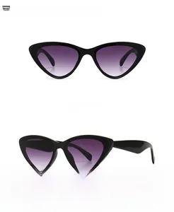 Vues de face et de profil à 45 degrés de lunettes œil de chat noires à verres dégradés violets