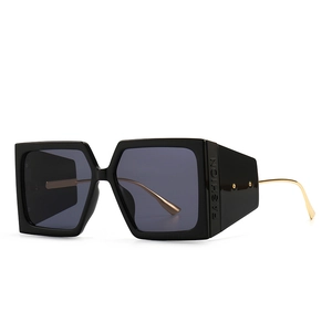 Retro Square Oversized Sunglasses Fashion UV400 Protection PC Lens Metal Temples Eyewear For Men Women