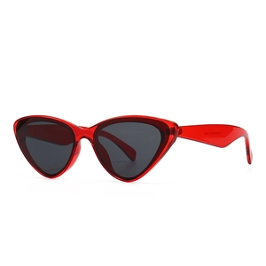 Lunettes de soleil œil-de-chat rouges translucides avec verres gris, vue à 45 degrés