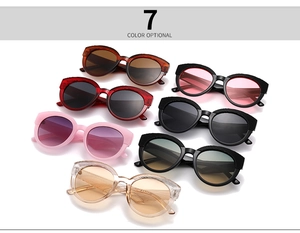 Détail de sept lunettes de soleil rondes vintage colorées avec texture striée
