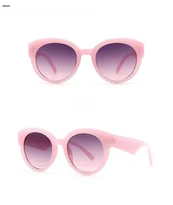 Vues de face et de profil à 45 degrés des lunettes de soleil rétro roses dégradées