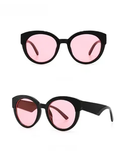 Vues de face et de profil à 45° de lunettes œil de chat noires avec verres roses